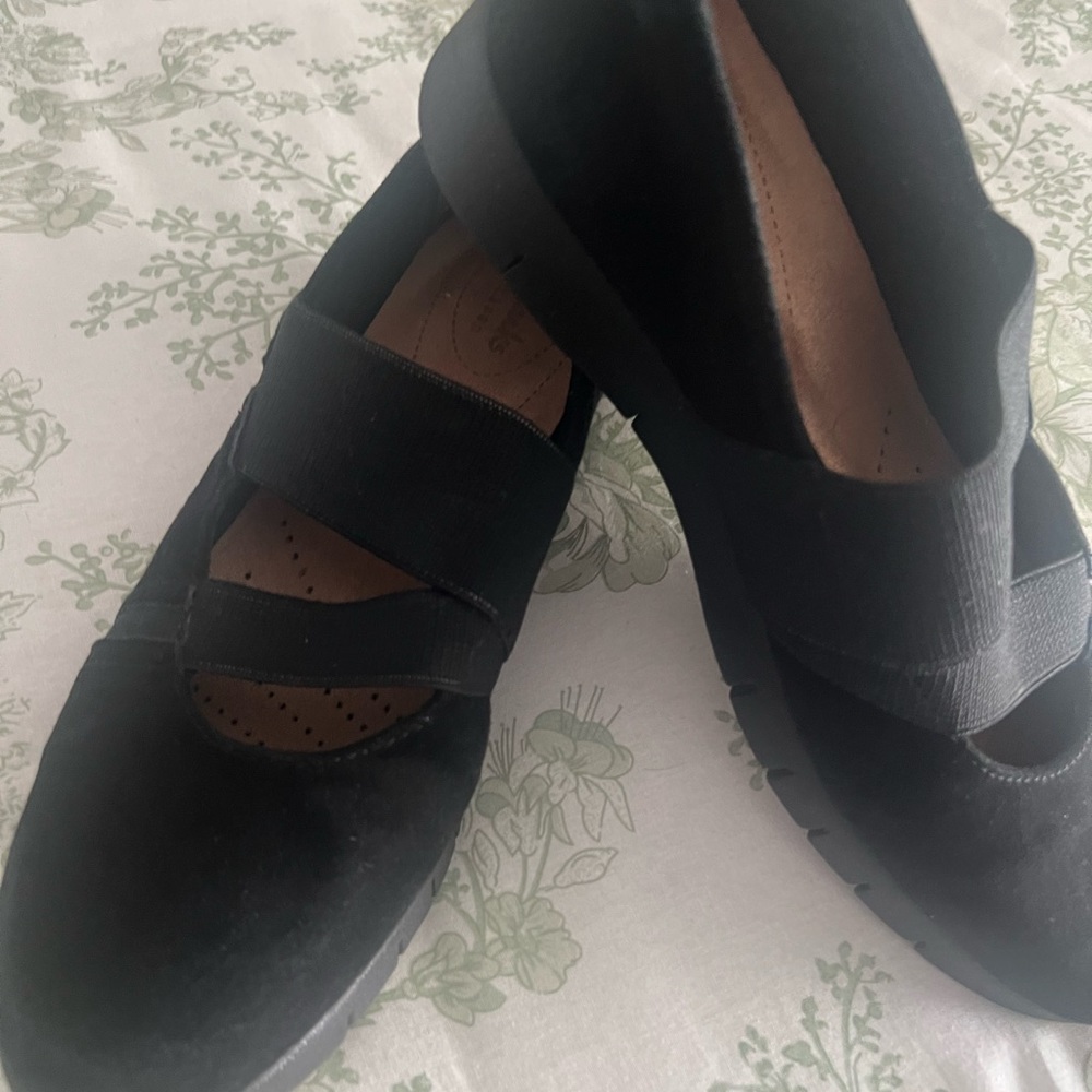 CLARK BLACK SURDE SLIP ON SHOE SZ 8 1/2M $28